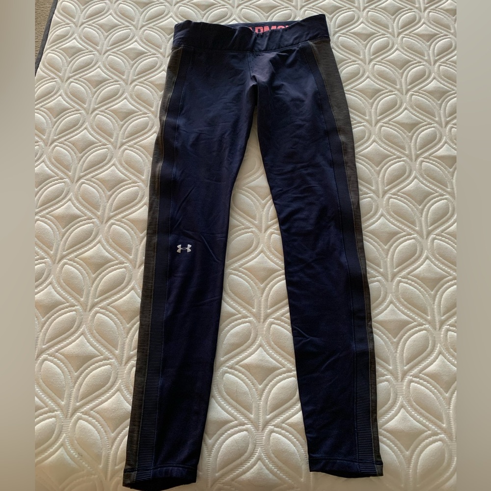 Under Armour cold gear navy leggings with waistband pocket and gray stripe